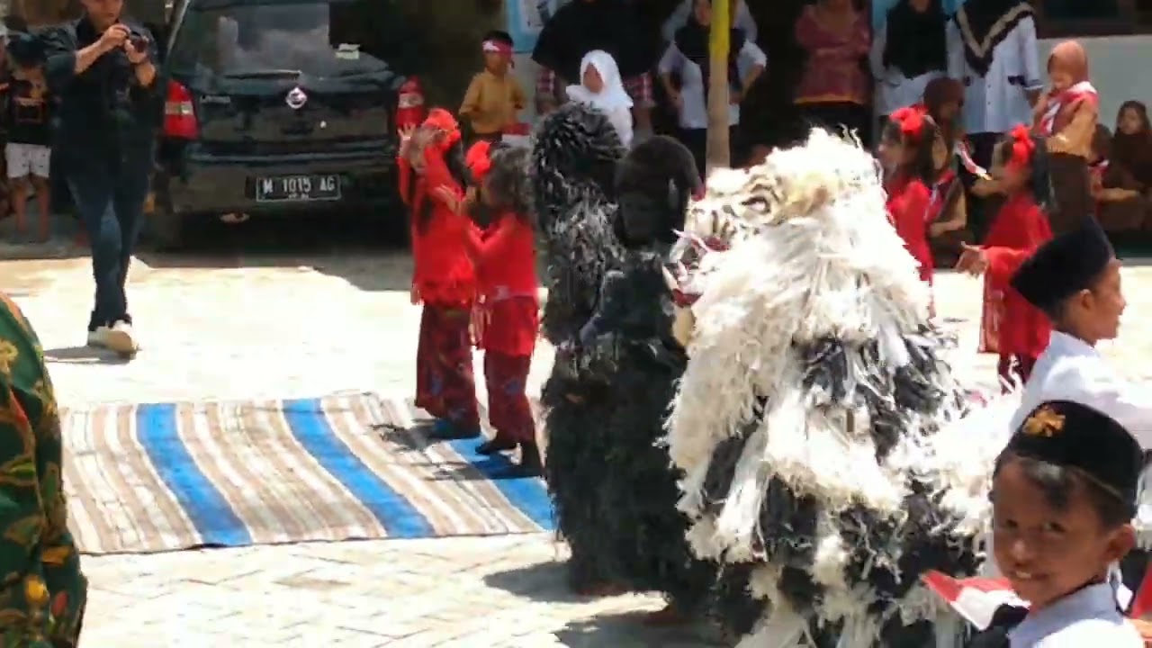 Gebyar seni oleh para siswa SDN Tobungan 1 dalam rangka menyambut tim lensa pendidikan