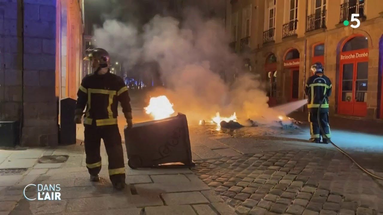 Après le 49.3, des manifestations spontanées dans plusieurs villes - reportage #cdanslair 17.03.2023