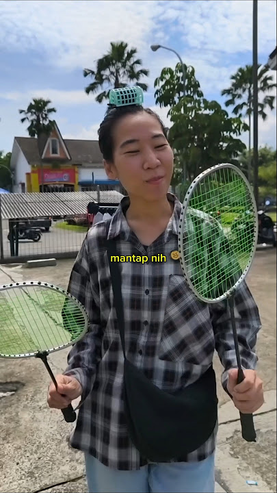 M4in Bulutangkis Pake Dua Raket ??? 😱🏸 #badminton #cicinyasar #shorts