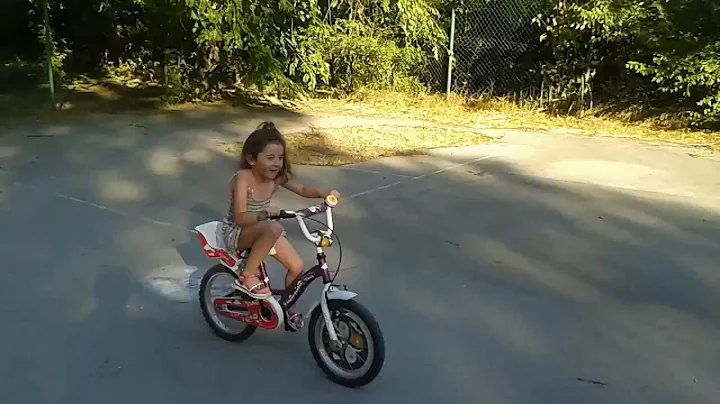Dina Learning to Ride a Bike - Vozi bicikli
