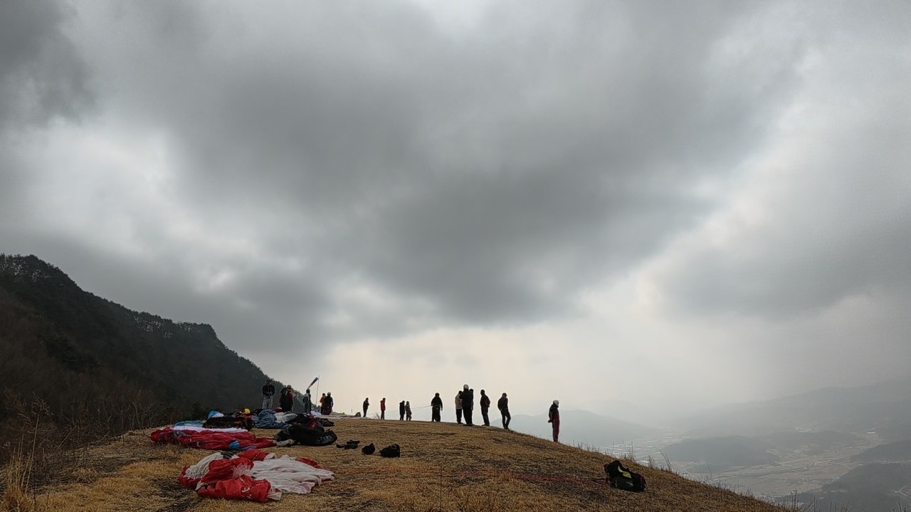 봄을 기다리는 마음들의 덕기봉 비행 풍경과 