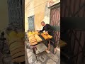 بائع الخبز يملأ الزنقة بريحة الزمن الجميل