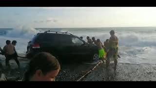 К чему приводят ПОНТЫ  Море чуть не забрало машину / The sea almost took the car