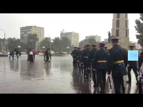 Видео: Почетный караул под дождем на церемонии возложения цветов в парке Победы в Казани