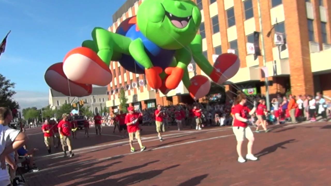 Scenes From the Hall of Fame Parade in Canton YouTube