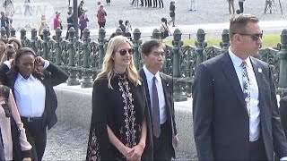 ランナーに囲まれ・・・イバンカさん　皇居周辺を散策(17/11/04)