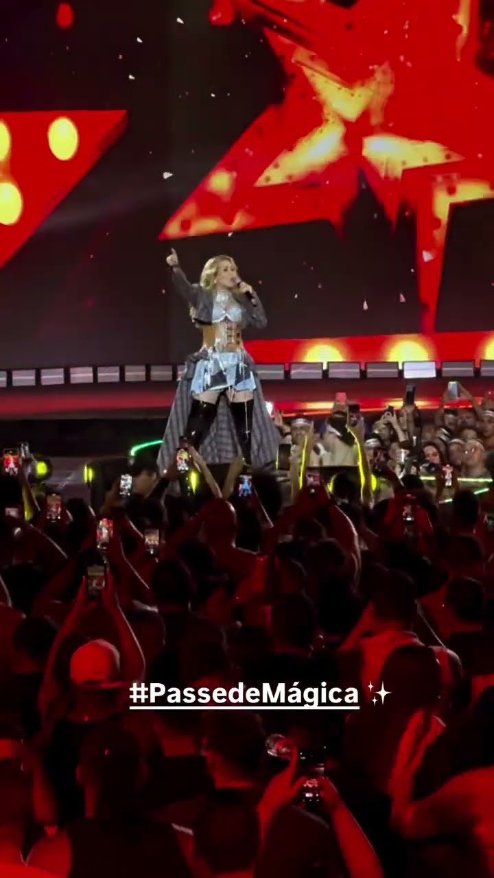 Joelma cantando Passe de Mágica na gravação do DVD de Raphaela Santos