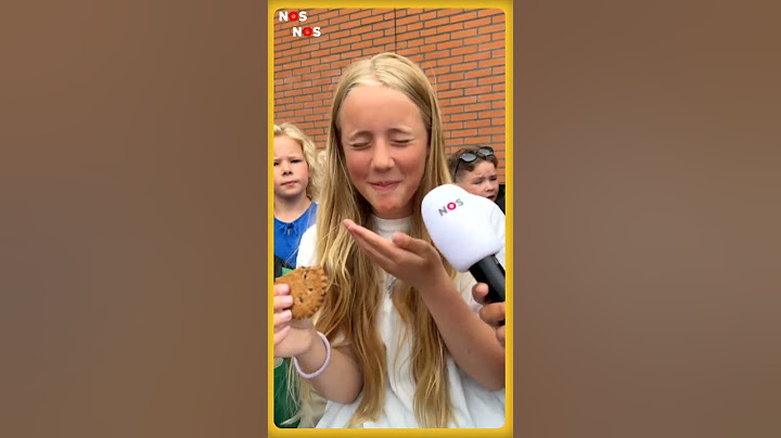 Nikki probeert samen met kinderen krekelkoekjes uit