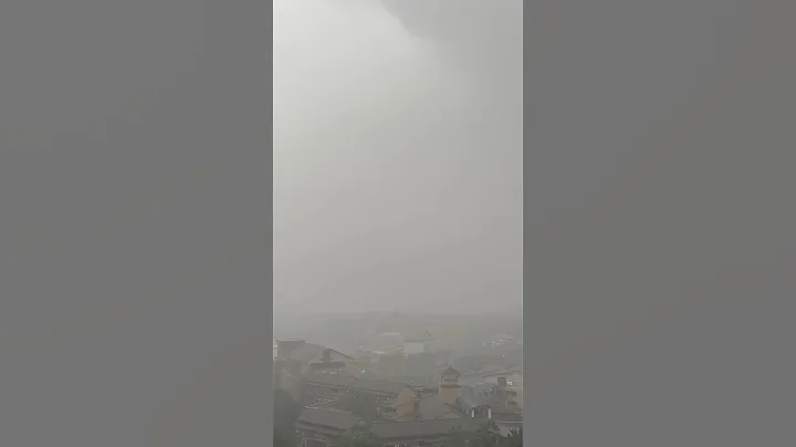 每天下午都下著大雷雨⛈️，窗外白茫茫一片⋯ #天气 #shorts - 天天要闻