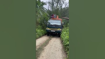 Xe ben chở máy xúc hitachi zx75 lên dốc cực gắt