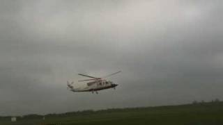 Aufwinschen in den Hubschrauber Sikorsky S-76