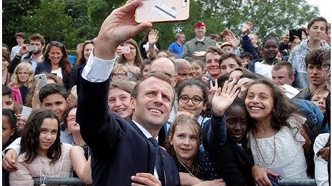 Emmanuel Macron recadre sèchement un jeune qui l’avait appelé «Manu»