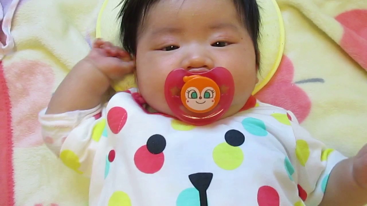 生後2ヶ月の赤ちゃん おしゃぶりを吸う Two Months Old Baby Youtube