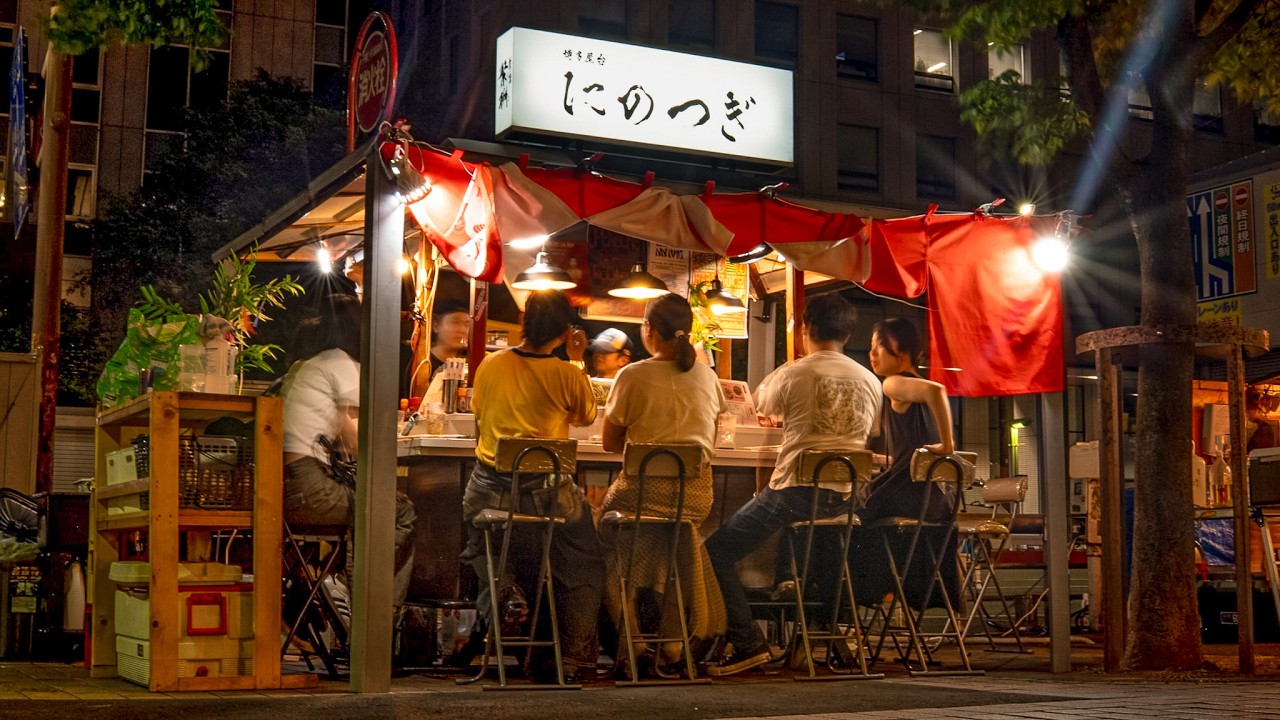 Открытие старого продуктового киоска в Фукуоке, Япония