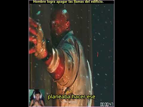 Hombre logra apagar las llamas del edificio.