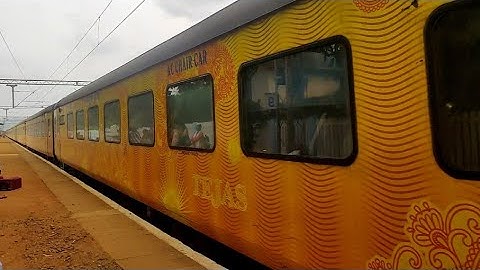 22119 CSMT-KRMI Tejas Express Loop line crossing | Konkan Railway