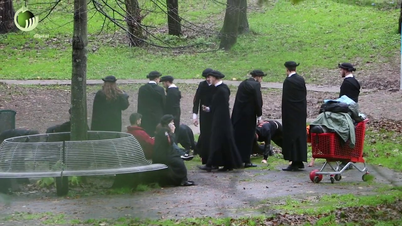 Imagens de praxe universitária molhada e enlameada