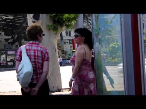 ფულიანი მამაკაცი დაპაჭკულ ევროებს ჩუქნის მათხოვარს ქალბატონები შოკში ვარდებიან D fuliani mamakaci da