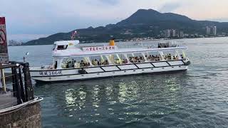 淡水渡船頭 靠岸八里回來的人客與離岸要往八里的旅客