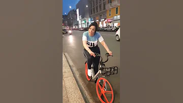 شابة وردة شارلومنتي بالفيلو ويعطيه Cheba Warda Charlomanti Avec Le Velo 