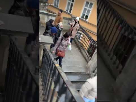 Varias personas huyen durante el tiroteo en la universidad de Praga #shorts