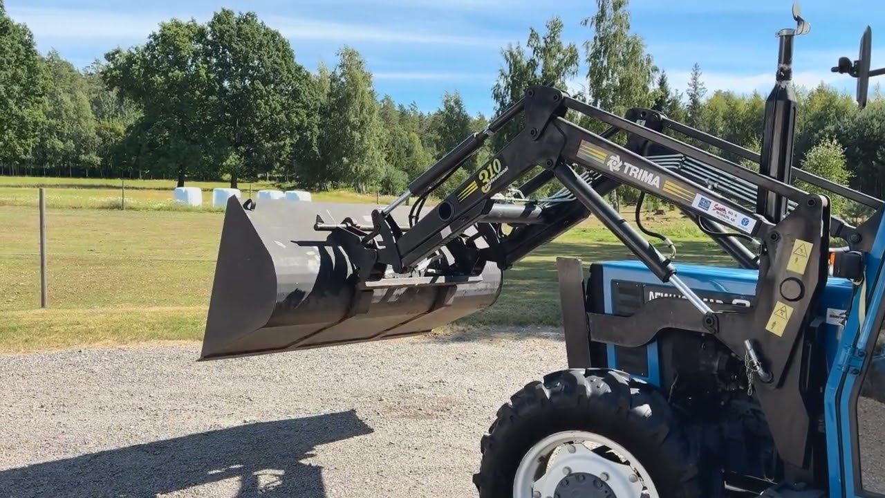 Traktor med Tillbehör NEW HOLLAND 45-66/3435
