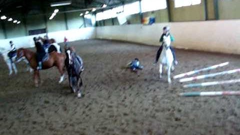 Horrible horse fall ramla av en häst