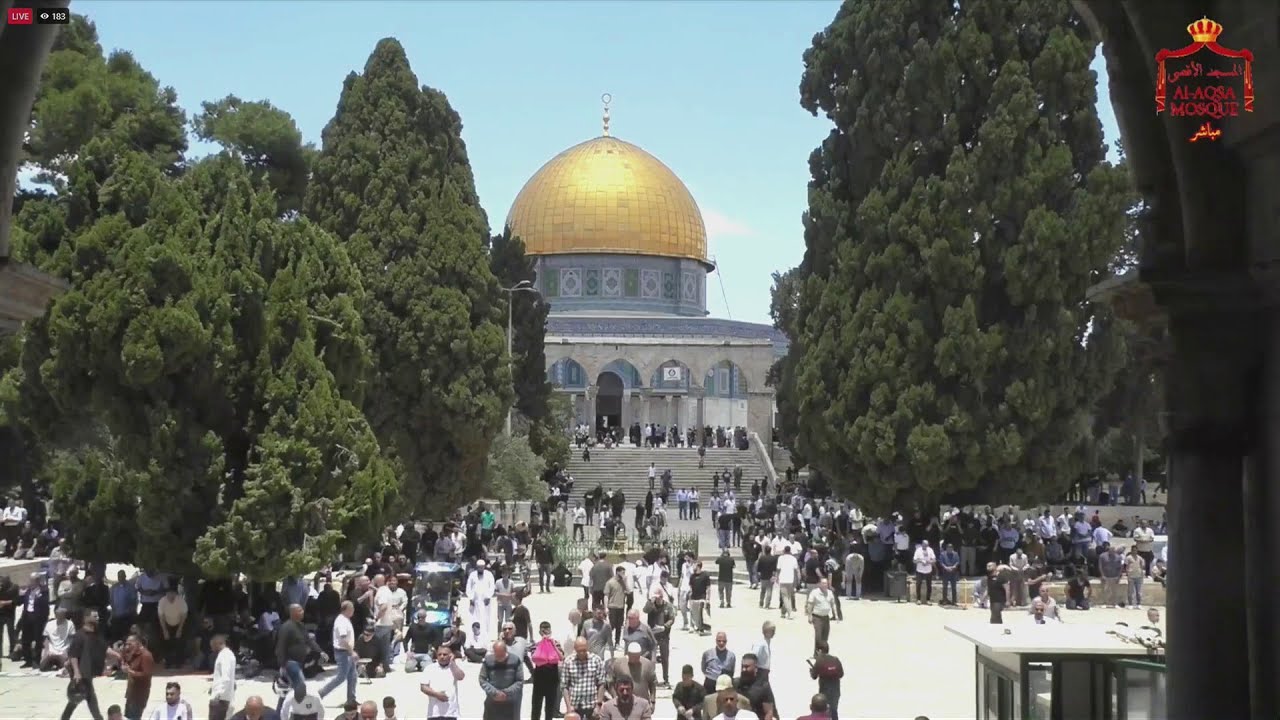 توافد المصلين لأداء صلاة الجمعة في المسجد الأقصى المبارك