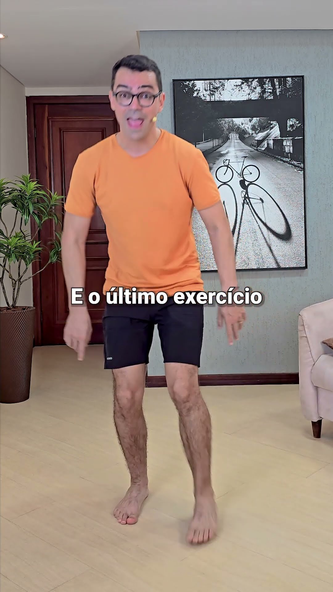 Aproveita que tá aí sentada e faça isso para perder a pochete! ?