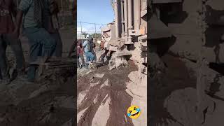 बोरवेल खुदाई के दौरान अचानक धरती की गहराइयों से तेज प्रेशर के साथ पानी की शानदार जलधारा फूट पड़ी।