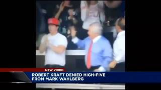 Patriots owner fails to get high-five from Mark Wahlberg