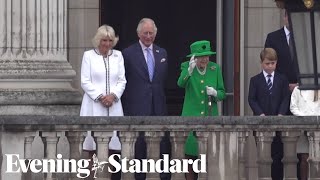 The Queen appears on royal balcony at the end of her Jubilee pageant