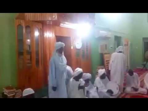 استاذ هاشم عبدالمحمود ومداح مقاشي وعمنا ودالخبير في حضرة شيخنا حامد والاهل في مسجد الوهاهيب بالزومه