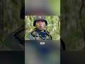 兵士が女性を追っているとき、突然地雷に踏み込んだ。