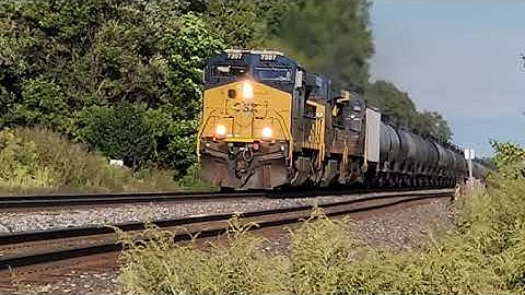 CSXT #7929 ex-LMS #711 (early production Dash 8)