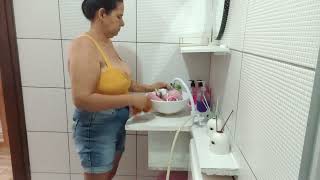 Limpeza Na Prateleira Do Banheiro