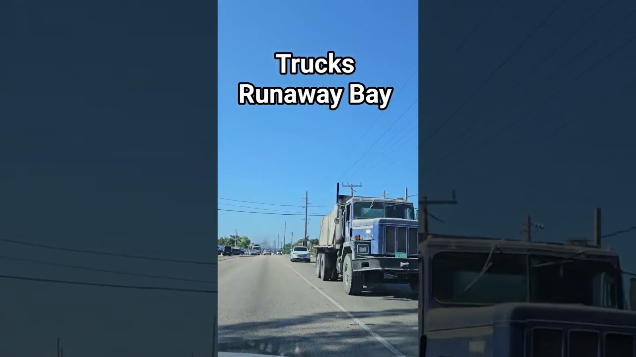 Грузовики проезжают через Ранэвей-Бей на Ямайке.