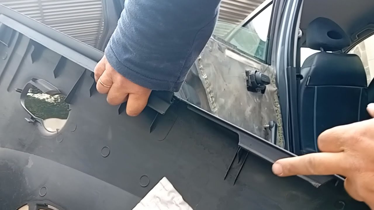Как снять и установить обратно заднюю дверную панель. Nissan Micra MK12 2002-2010.