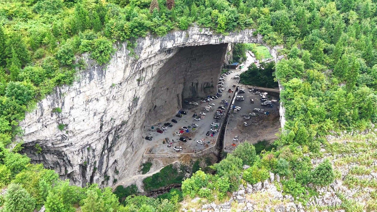 В горах Гуйчжоу есть огромная естественная пещера, полная автомобилей.