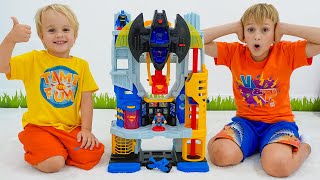 Vlad Ve Chris, Batman Ve Supermanin Yarasa Mağarasını Kurtarmasına Yardım Ediyor