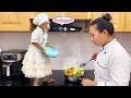 So capable! Lyly the monkey is Mom's invaluable assistant whenever she cooks, making Mom proud.