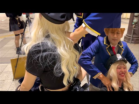 【肩もみ】肩もみ気持ちいいー！ポリスのコスプレの可愛い女性に肩もみ✨