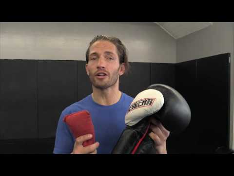 Como luvas de boxe limpas e artes marciais engrenagem