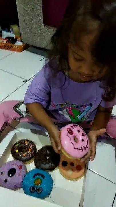 makan donat karakter