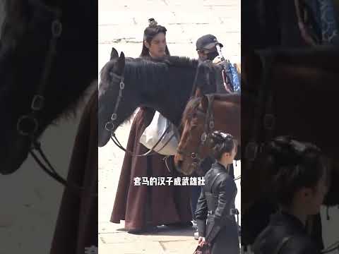 钟汉良 电视剧《倾城亦清欢》路透 拎着小包袱的九皇叔是要骑马私奔吗