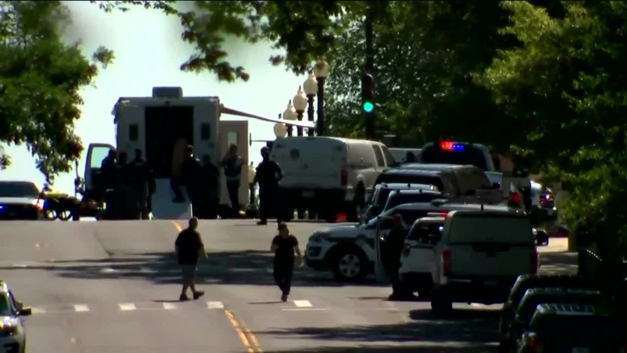 Bomb threat suspect in DC surrenders to police after hours-long ...