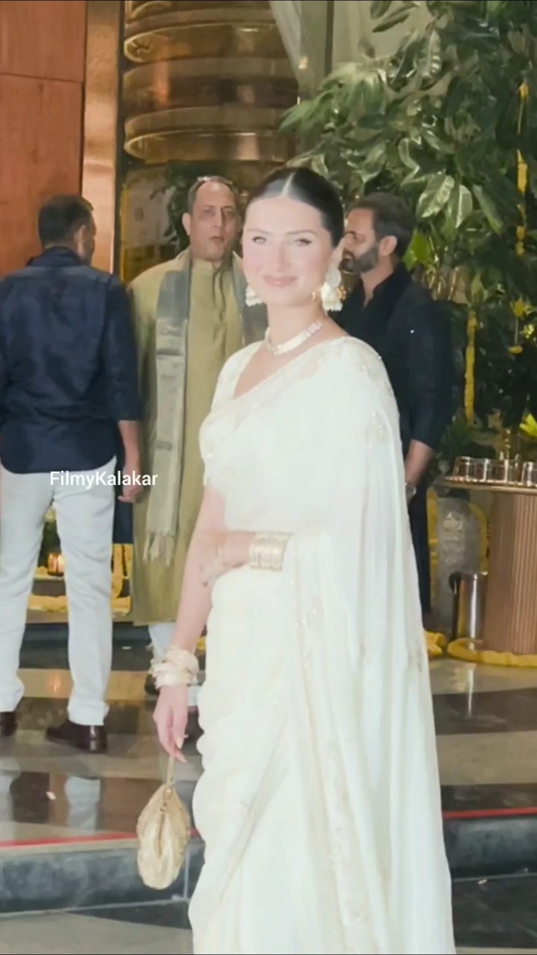 #tarasutaria looking resplendent in traditional for a friend's mehendi ? #filmykalakar