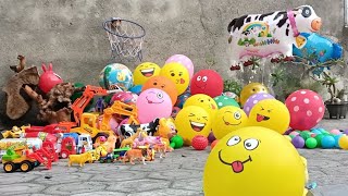 Popping balloons!! menemukan eskrim, tahu bulat, cimol, mainan, bola, truk, Upin Ipin, permen, dll.