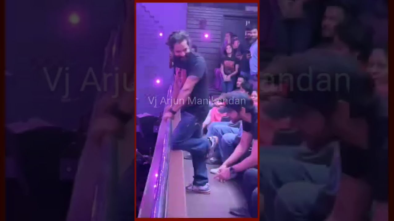 Chiyaan Vikram Celebrating Cobra FDFS With Fans|