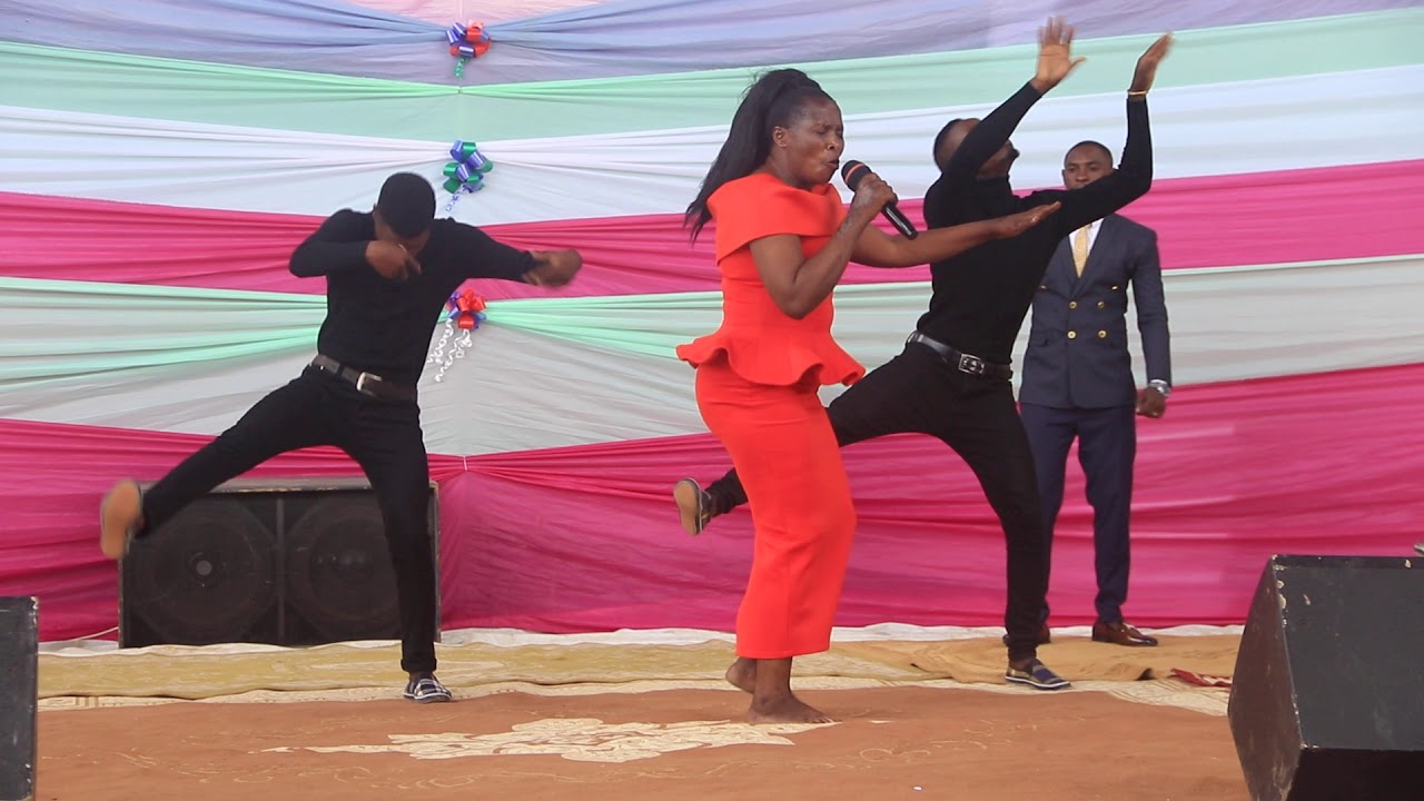 Rose Muhando akiwa pamoja na Sabbas Nkurunziza  kanisa la Free Methodist Gishingano